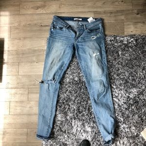 💙💙Levi’s 711 skinny distressed denim